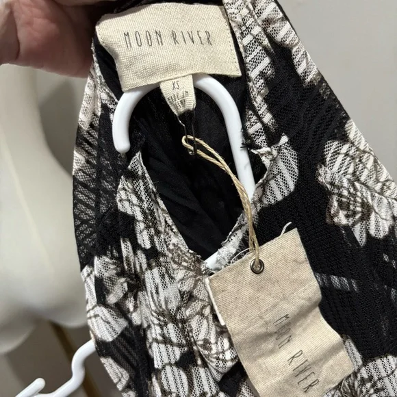 Moon River Drop Waist MIDI Dress Size XS Black NWT Floral Lace Sleeveless - Picture 10 of 10